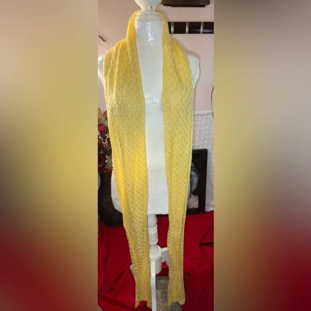 NWT MAFE BY ME DR LHAND MADE CROCHETED PALE YELLOW TO CREAM EXTRA LONG SCARF